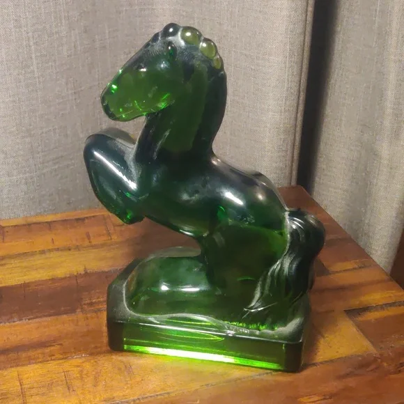 LE Smith Emerald Green Rearing Horse - Picture 1 of 2